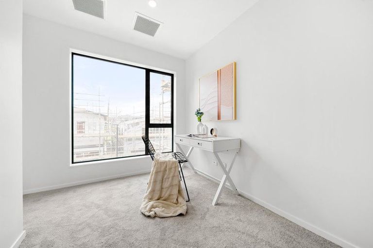 Photo of property in 102b Te Oneroa Way, Long Bay, Auckland, 0630