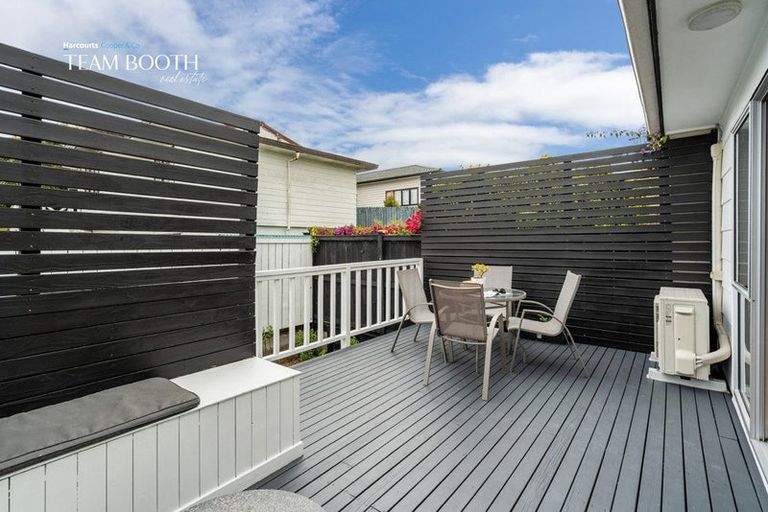 Photo of property in 3a/2 Kirrie Avenue, Te Atatu South, Auckland, 0610