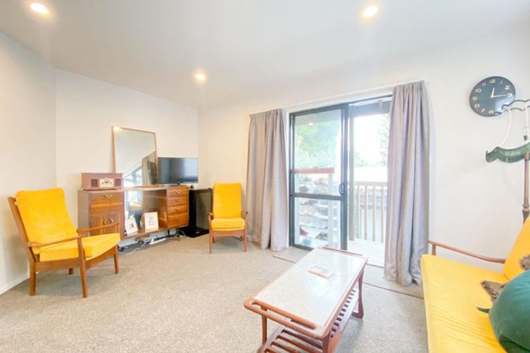 Photo of property in 5 Sunvue Road, Glen Eden, Auckland, 0602