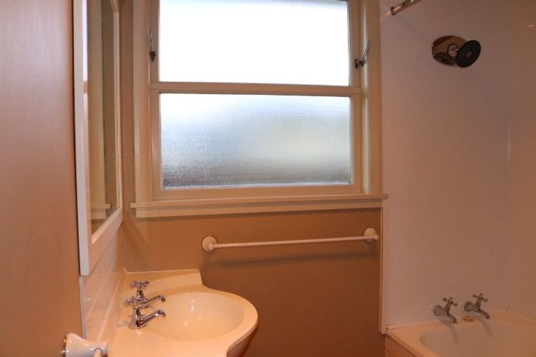 Photo of property in 16 Glen Place, Awapuni, Palmerston North, 4412