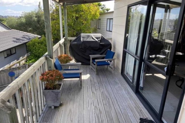 Photo of property in 2/10 Sevilla Place, Unsworth Heights, Auckland, 0632