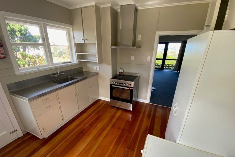 Photo of property in 3 Salford Street, Newlands, Wellington, 6037