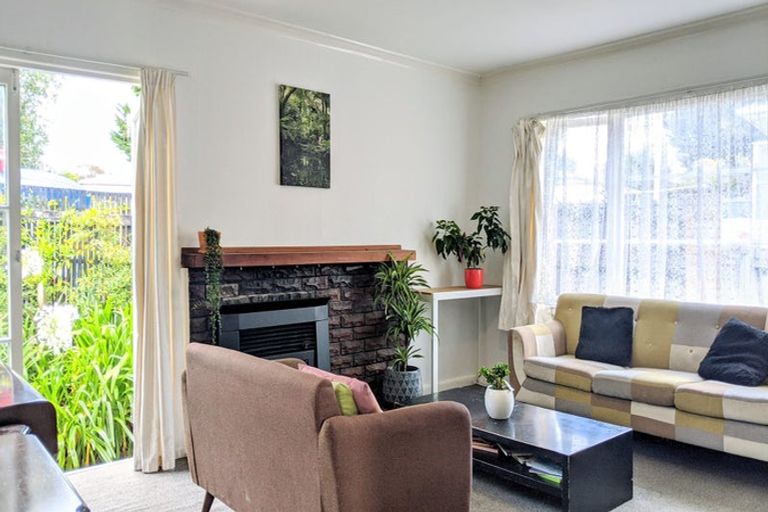 Photo of property in 1/72 Nikau Street, New Lynn, Auckland, 0600