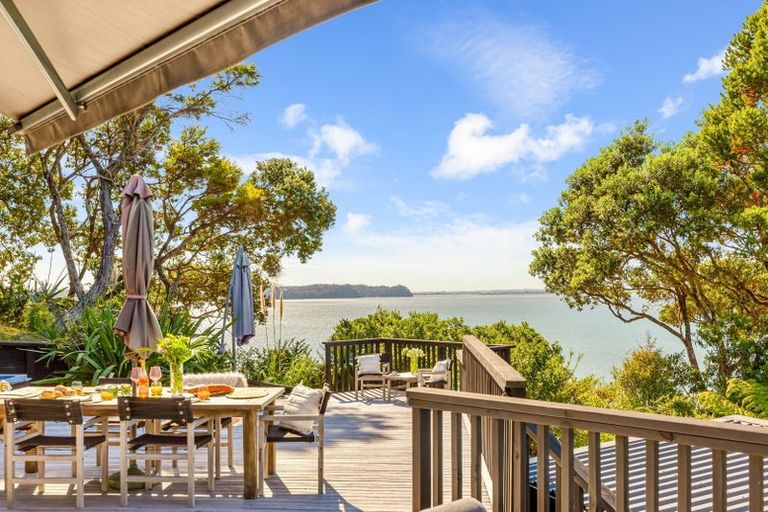 Photo of property in 2 Okewa Road, Titirangi, Auckland, 0604