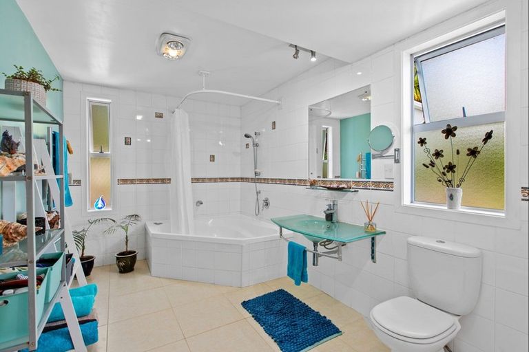 Photo of property in 36 Pohutukawa Avenue, Red Beach, 0932