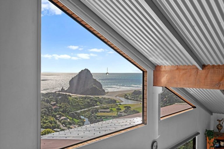 Photo of property in 100 Seaview Road, Piha, New Lynn, 0772