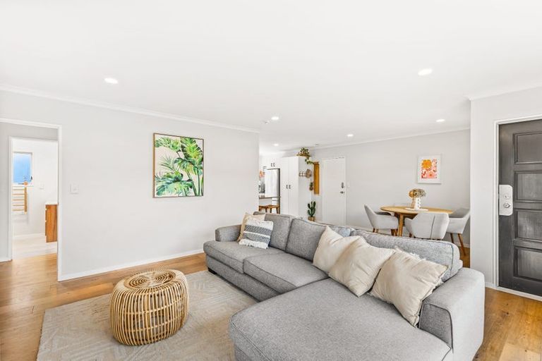 Photo of property in 2/8 Crewe Close, Albany, Auckland, 0632