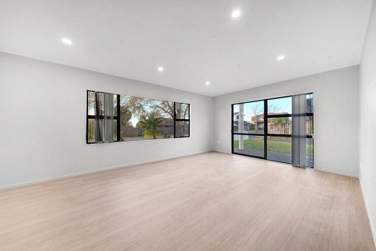Photo of property in 1/14 Santa Monica Place, Goodwood Heights, Auckland, 2105