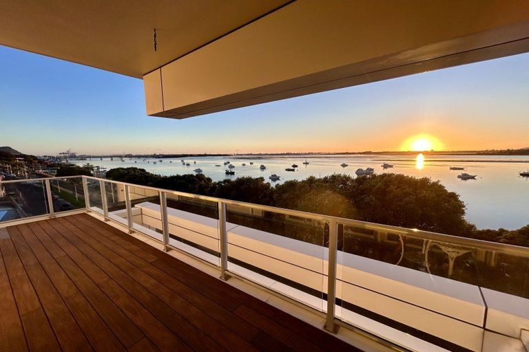 Photo of property in 72 Devonport Road, Tauranga, 3110