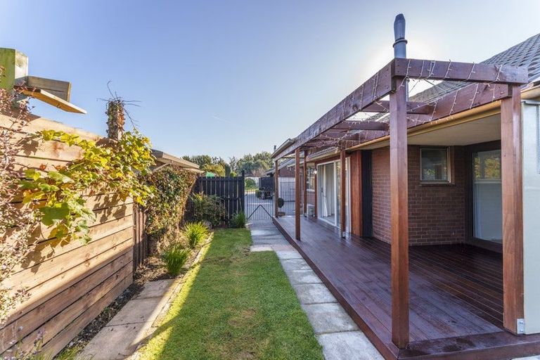 Photo of property in 2/49 Sarabande Avenue, Redwood, Christchurch, 8051