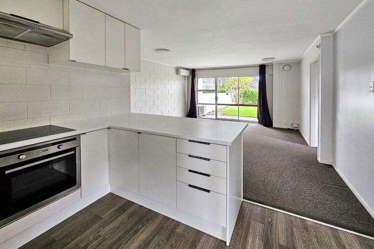 Photo of property in 15 Queen Mary Avenue, New Lynn, Auckland, 0600