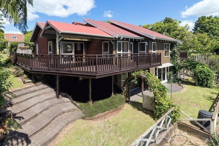 Photo of property in 11 Rika Place, Kawaha Point, Rotorua, 3010