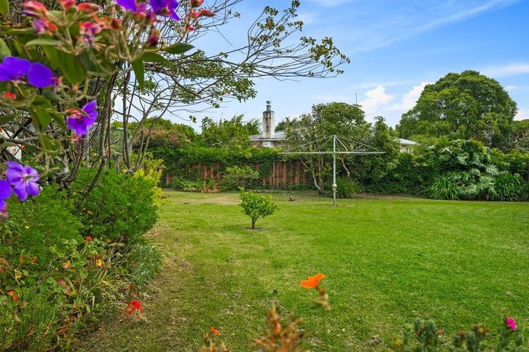 Photo of property in 70 Buscomb Avenue, Henderson, Auckland, 0610