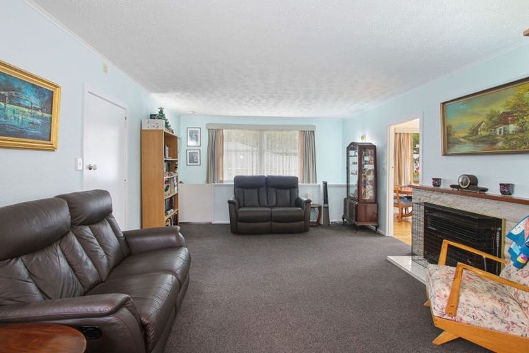 Photo of property in 37 Derwent Crescent, Titirangi, Auckland, 0604