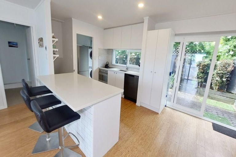 Photo of property in 1/5a Pullum Street, Birkenhead, Auckland, 0626