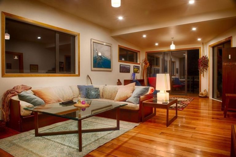 Photo of property in 274 Queens Drive, Lyall Bay, Wellington, 6022