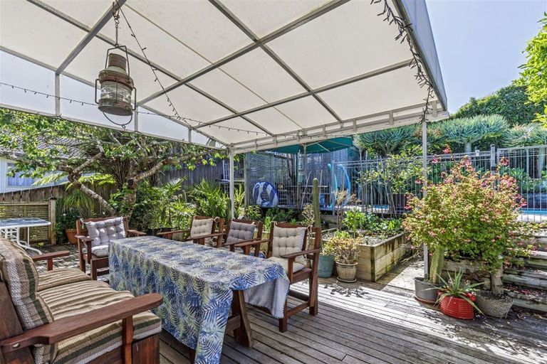 Photo of property in 59 Merriefield Avenue, Forrest Hill, Auckland, 0620