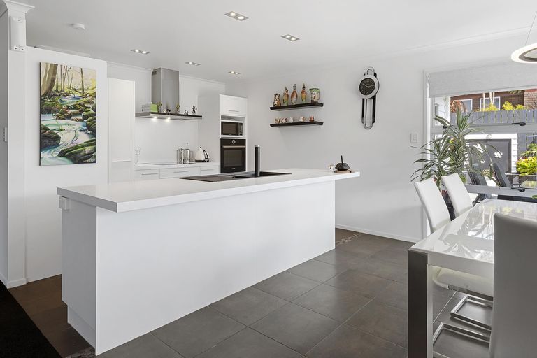 Photo of property in 18 Resolution Place, One Tree Point, 0118