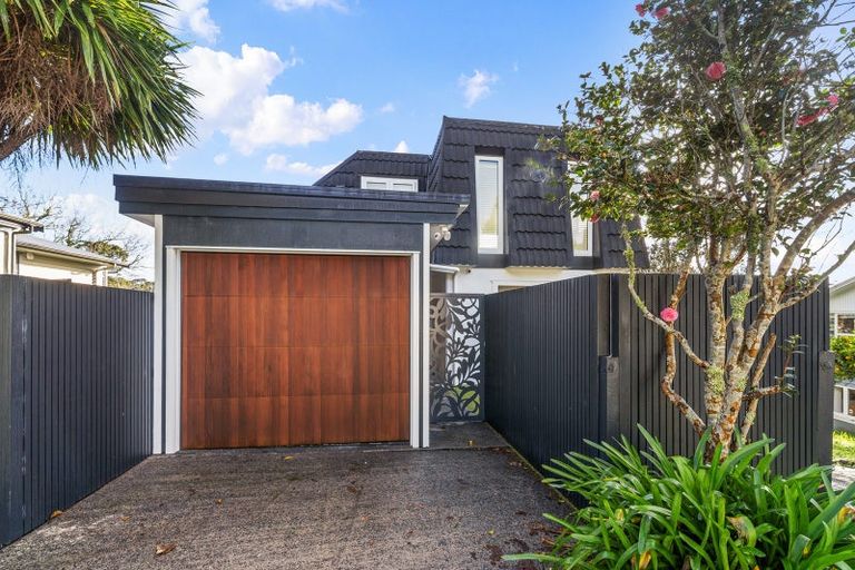 Photo of property in 16 Noall Street, Te Atatu Peninsula, Auckland, 0610