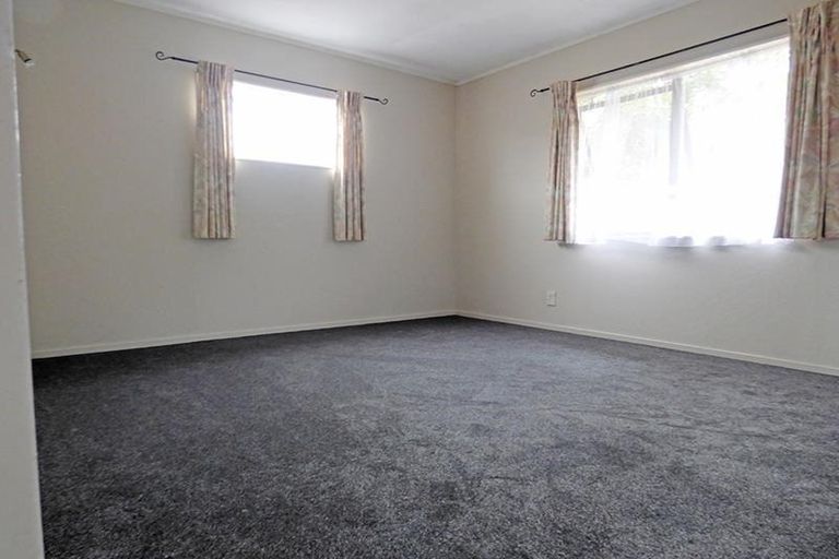 Photo of property in 8 Woodside Road, Massey, Auckland, 0614