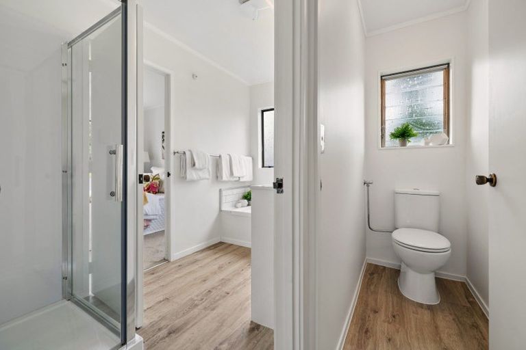 Photo of property in 1/7 Tusac Place, Totara Vale, Auckland, 0627
