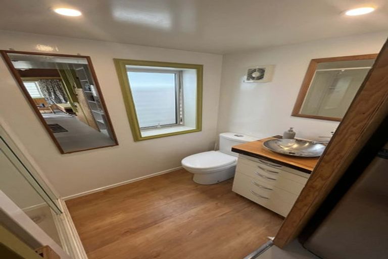 Photo of property in 51 Onewa Road, Northcote, Auckland, 0627