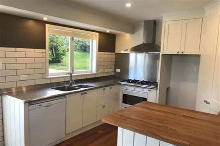 Photo of property in 27 Ellice Road, Totara Vale, Auckland, 0629