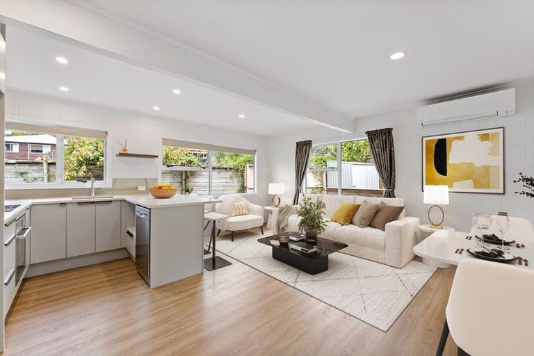 Photo of property in 1/2 Flavia Close, Torbay, Auckland, 0630