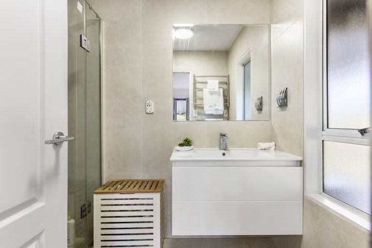 Photo of property in 22 Cairnbrae Court, Northcross, Auckland, 0632