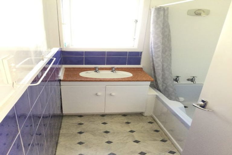 Photo of property in 5 Paton Avenue, Te Atatu South, Auckland, 0610