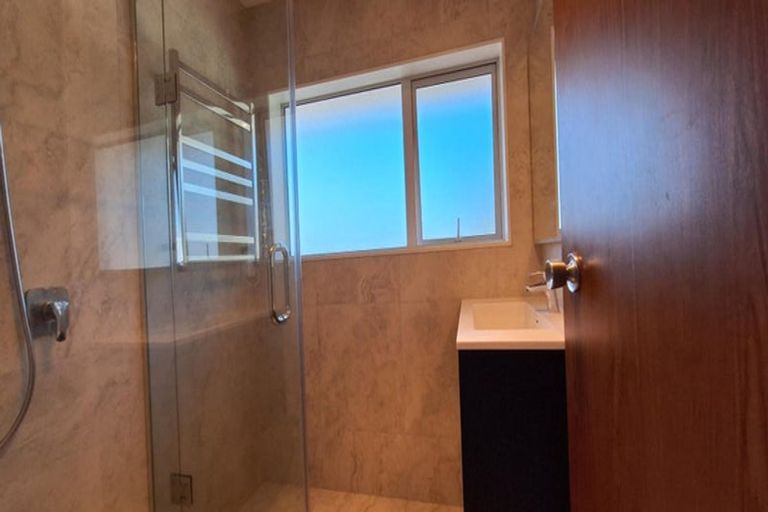 Photo of property in 26 Masterton Road, Rothesay Bay, Auckland, 0630