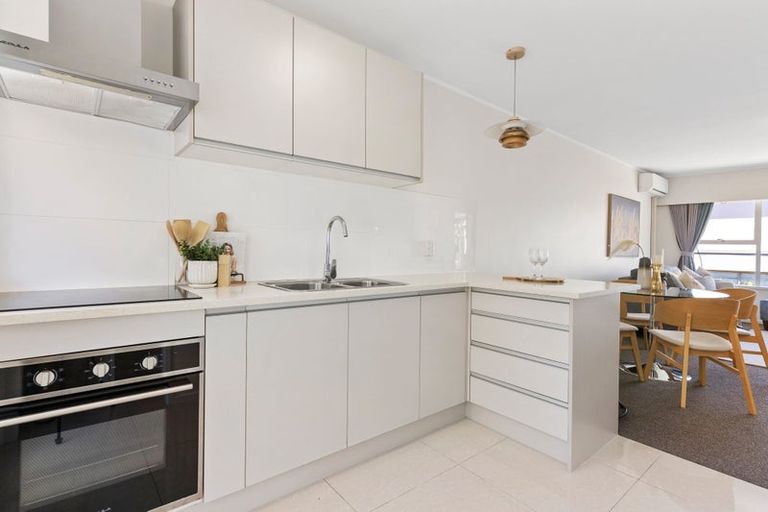 Photo of property in 2/16 Beach Road, Castor Bay, Auckland, 0620