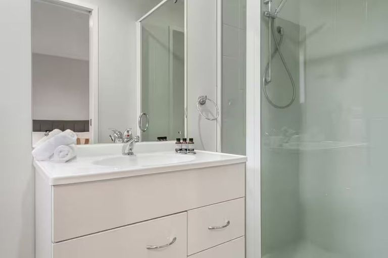 Photo of property in 5 Sunvista Avenue, Oteha, Auckland, 0632