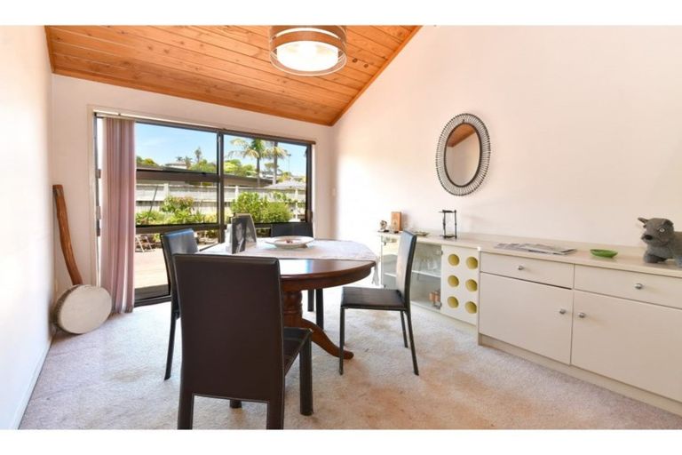 Photo of property in 32 Walton Street, Red Beach, 0932