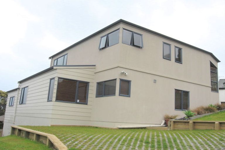 Photo of property in 2/51 Noeleen Street, Glenfield, Auckland, 0629