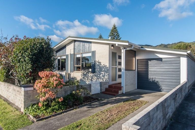 Photo of property in 34a Rewarewa Crescent, Waikanae, 5036