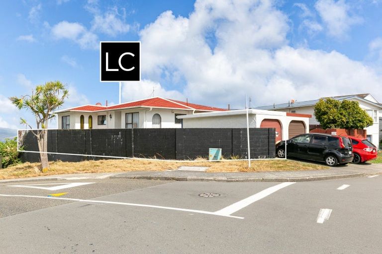 Photo of property in 40a Somes Crescent, Newlands, Wellington, 6037