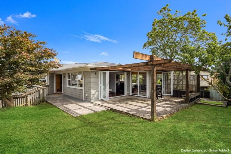 Photo of property in 10 Awaroa Road, Sunnyvale, Auckland, 0612