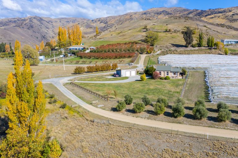 Photo of property in 180 Hall Road, Bannockburn, Cromwell, 9384