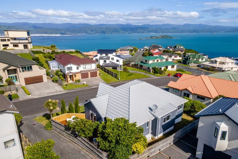 Photo of property in 75 Dress Circle, Newlands, Wellington, 6037