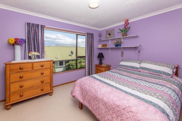 Photo of property in 10 Pyatt Place, Redwood, Christchurch, 8051
