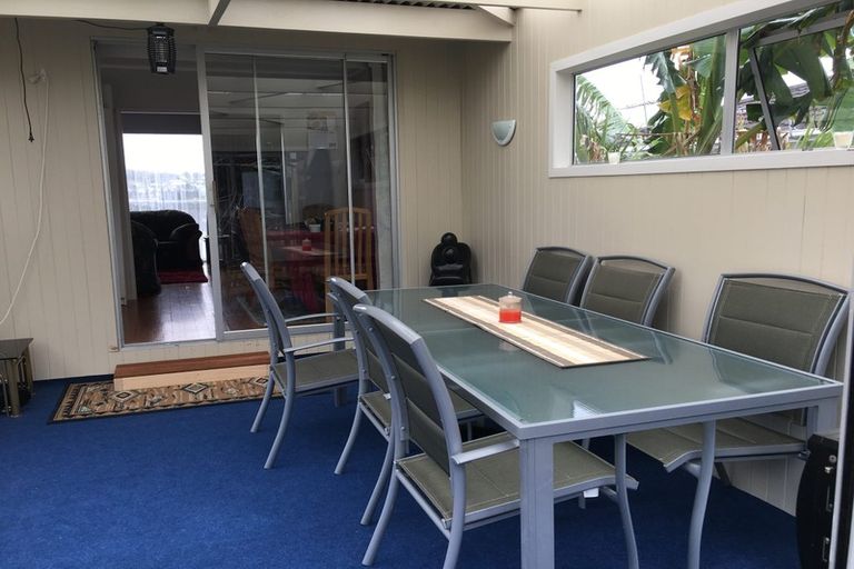 Photo of property in 19 Helleur Road, Massey, Auckland, 0614