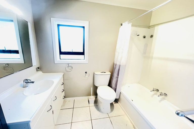 Photo of property in 2/12 Christmas Road, Manurewa, Auckland, 2102