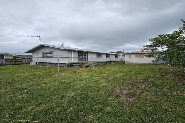 Photo of property in 71 Queenwood Road, Levin, 5510