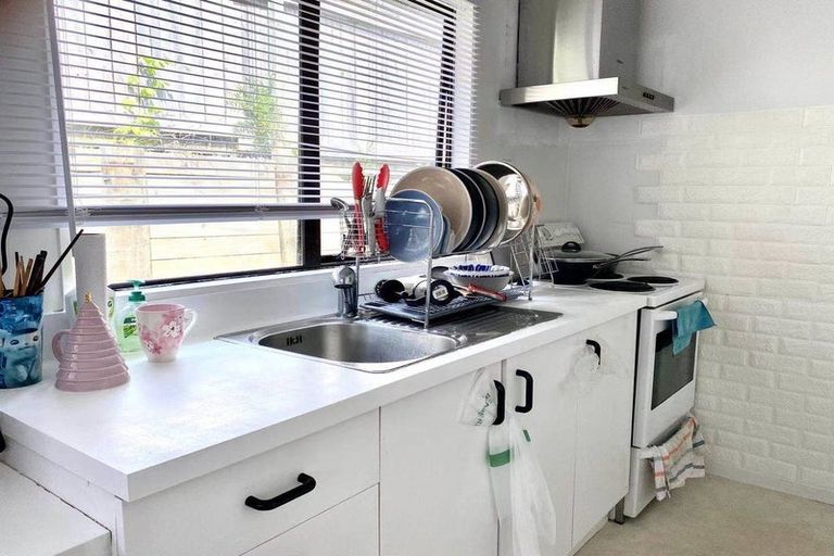 Photo of property in 1/13 Trengove Place, West Harbour, Auckland, 0618