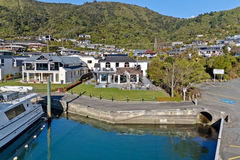 Photo of property in 37 Waikawa Road, Picton, 7220