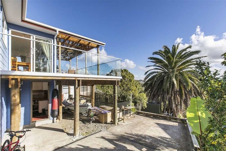 Photo of property in 28 Moffat Road, Red Beach, 0932