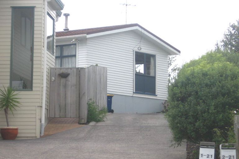 Photo of property in 1/21 Peach Road, Glenfield, Auckland, 0629
