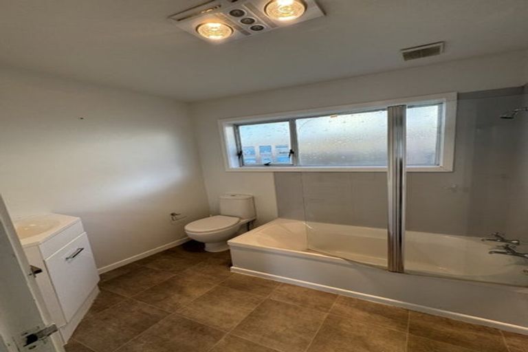 Photo of property in 12 Dawnhaven Drive, Te Atatu Peninsula, Auckland, 0610