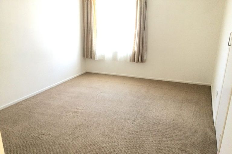 Photo of property in 5 Paton Avenue, Te Atatu South, Auckland, 0610